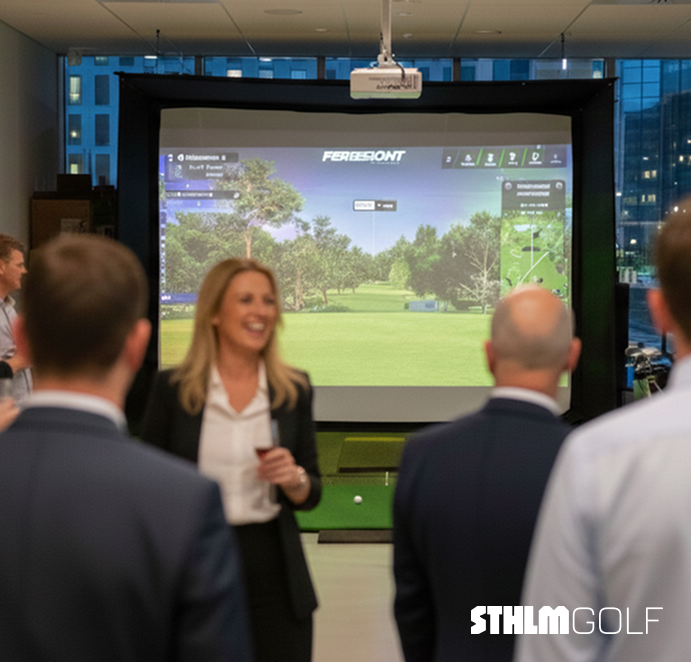 Golfsimulator på kontor med minglande gäster